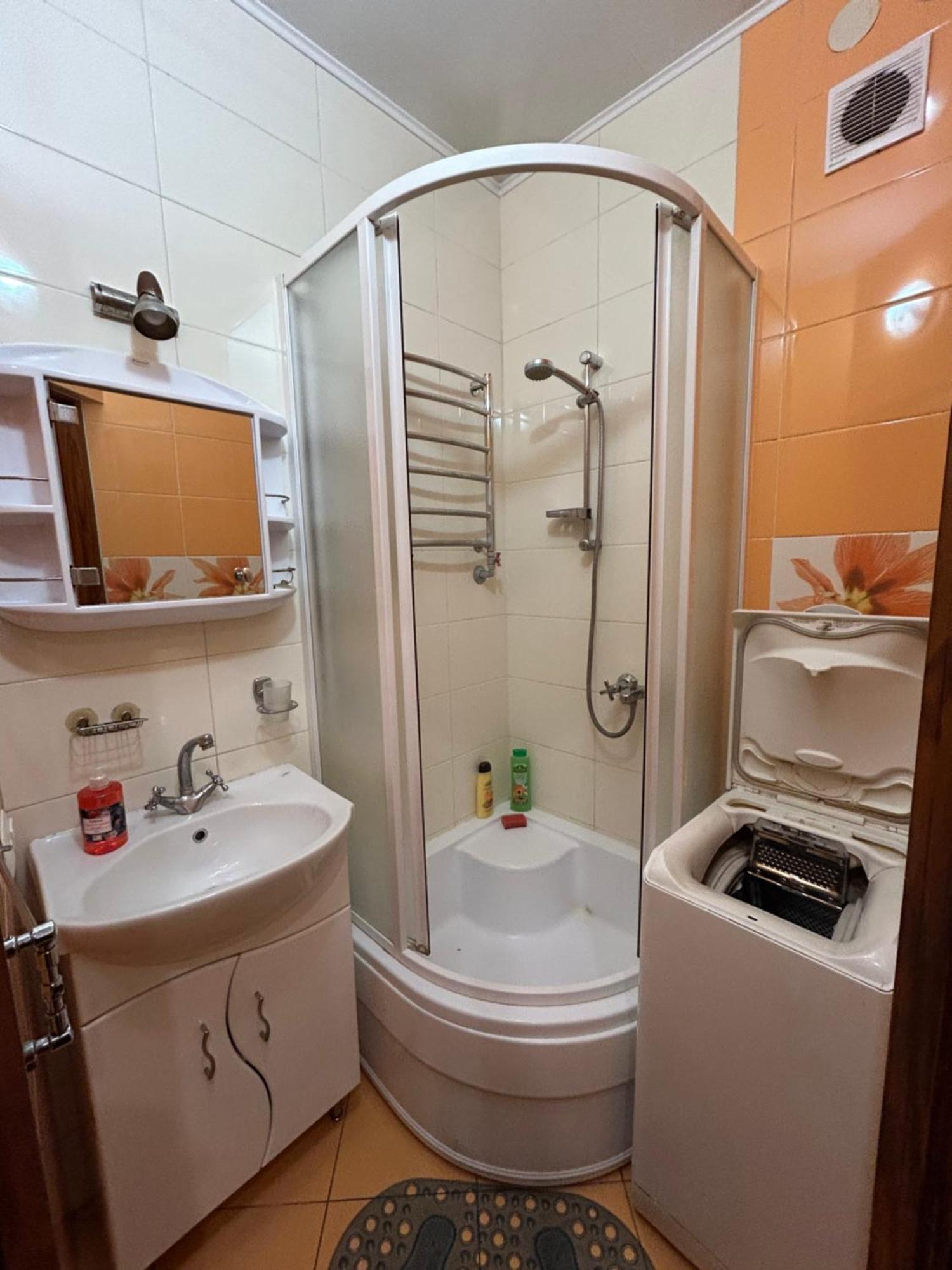 Three Bedroom Stepana Bandery Street Rivne Eksteriør billede